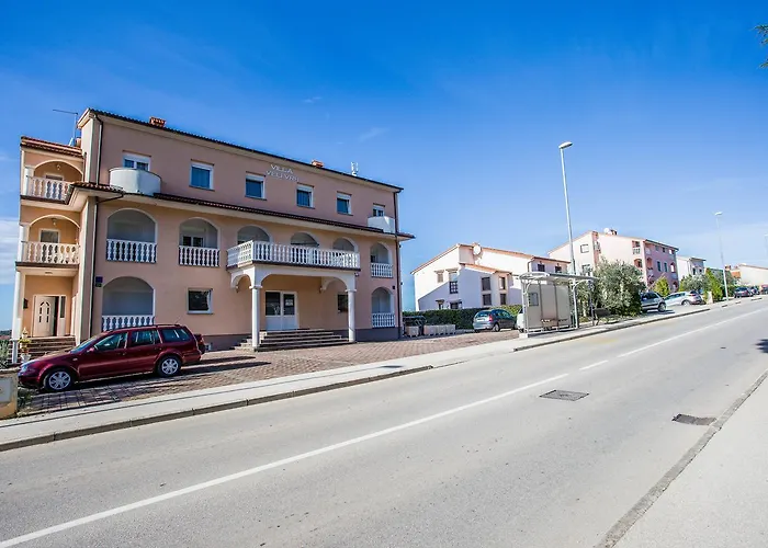 Veli Vrh Πανσιόν Πούλα