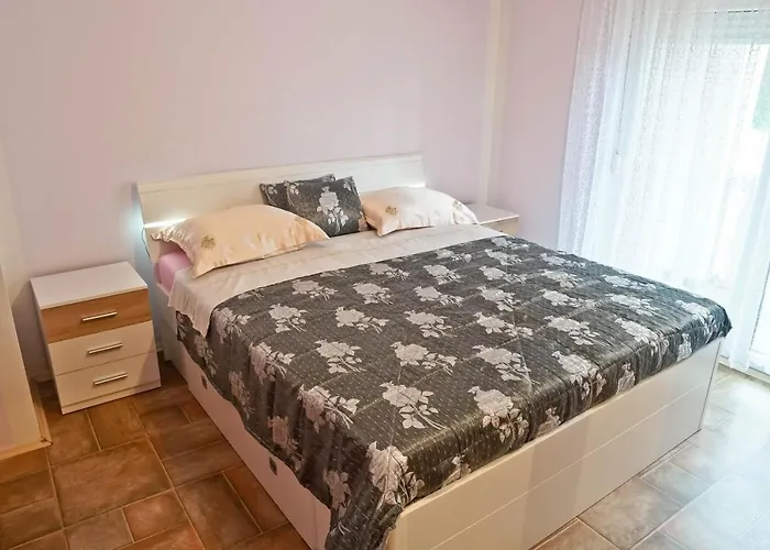 Veli Vrh Πανσιόν Πούλα